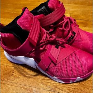 Nike Lebron Zoom Soldier 9 -Breast Cancer Awareness edition sz13